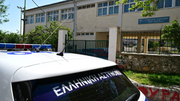 Πτώση 13χρονης από μπαλκόνι σχολείου στο Χαϊδάρι: Σοβαρές κρανιοεγκεφαλικές κακώσεις για τη μαθήτρια – Έρευνα από το υπουργείο