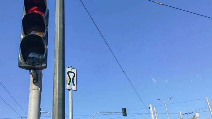 Αυτή είναι η καινούργια πινακίδα που δεν έχετε αντικρίσει στο κέντρο της Αθήνας