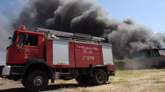 Επείγουσα ενημέρωση για την πυρκαγιά σε μονάδα ανακύκλωσης στο Ωραιόκαστρο