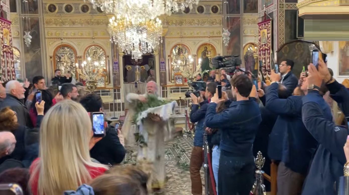 Χίος: Η Πρώτη Ανάσταση με δάφνες από τον… ιπτάμενο ιερέα στον Ναό της Παναγίας Ευαγγελίστριας