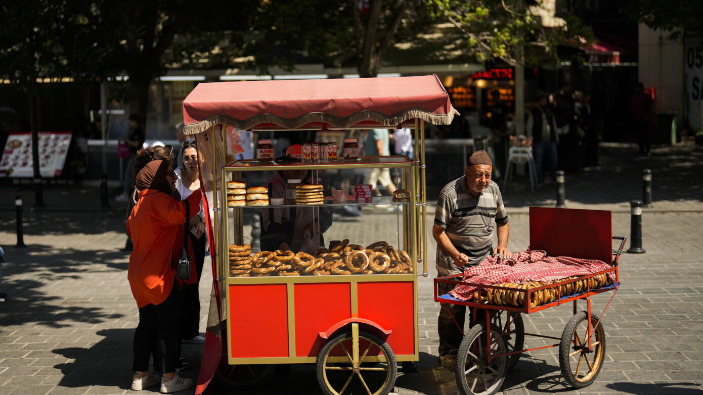 Η Τουρκία σε οικονομική κρίση: Το όριο φτώχειας υπερβαίνει τον κατώτατο μισθό – Οικογένεια τεσσάρων ατόμων χρειάζεται 2.493 δολάρια