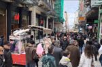 Κυριακή με ανοιχτά μαγαζιά: Κατάμεστη η Ερμού και οι εμπορικοί δρόμοι – Το πασχαλινό ωράριο λειτουργίας