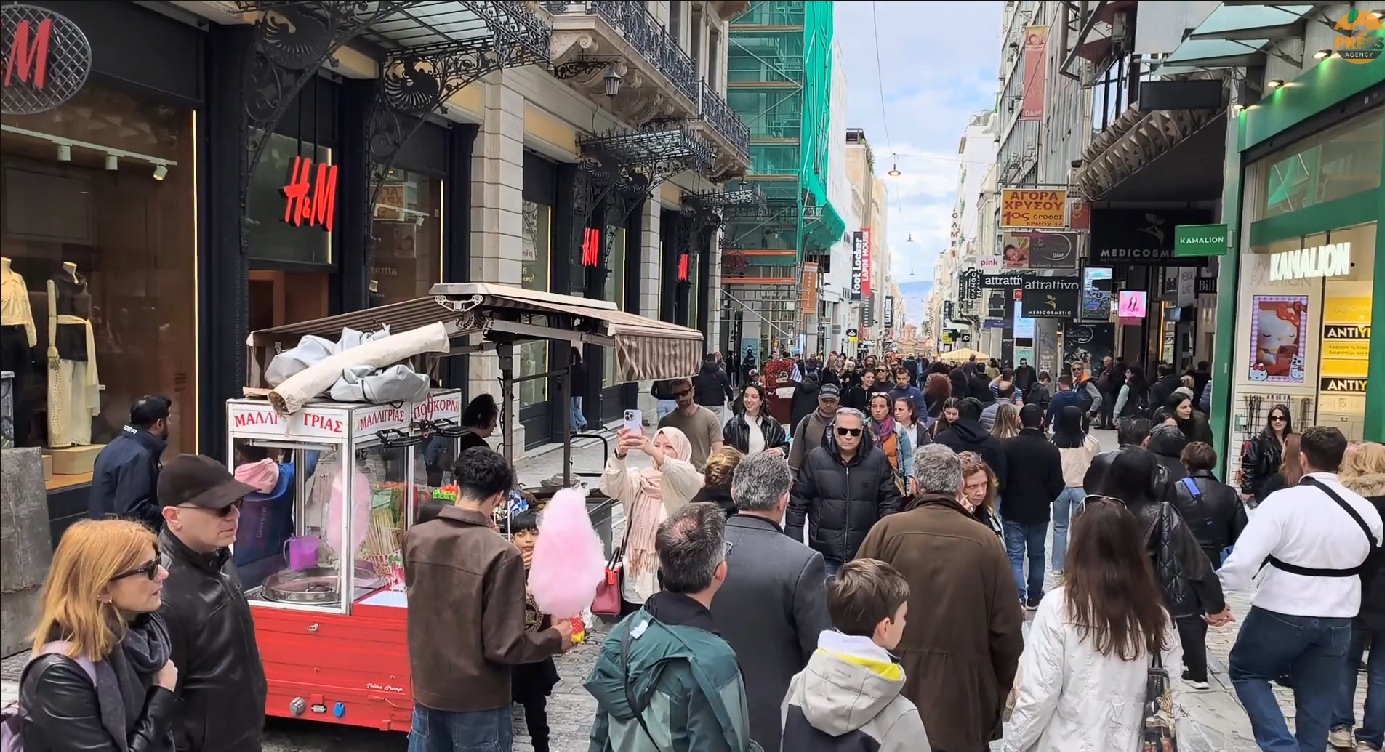 Κυριακή με ανοιχτά μαγαζιά: Κατάμεστη η Ερμού και οι εμπορικοί δρόμοι – Το πασχαλινό ωράριο λειτουργίας