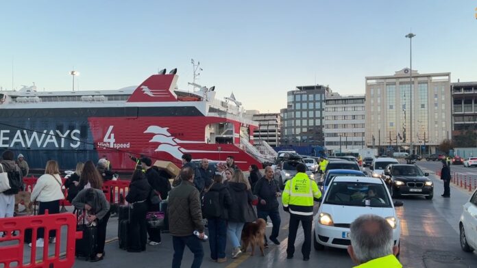 Σε πλήρη δράση η «απόβαση» στα νησιά για το Πάσχα – Κατάμεστα αναχωρούν τα ΚΤΕΛ – Έντονη κίνηση στην Αθηνών-Κορίνθου