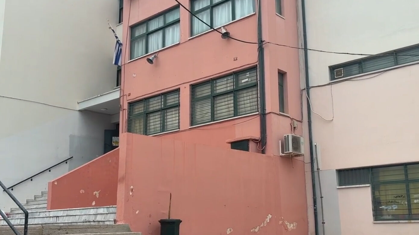 Σοκαριστική διάρρηξη στο 5ο Λύκειο Γλυφάδας: Έκλεψαν υπολογιστές και χρήματα – Παρακολουθήστε το βίντεο