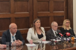 «Η δικαιοσύνη αποδείχθηκε ανίσχυρη» – Συγγενείς θυμάτων των Τεμπών υποστηρίζουν την Κωνσταντοπούλου και τον πατέρα της