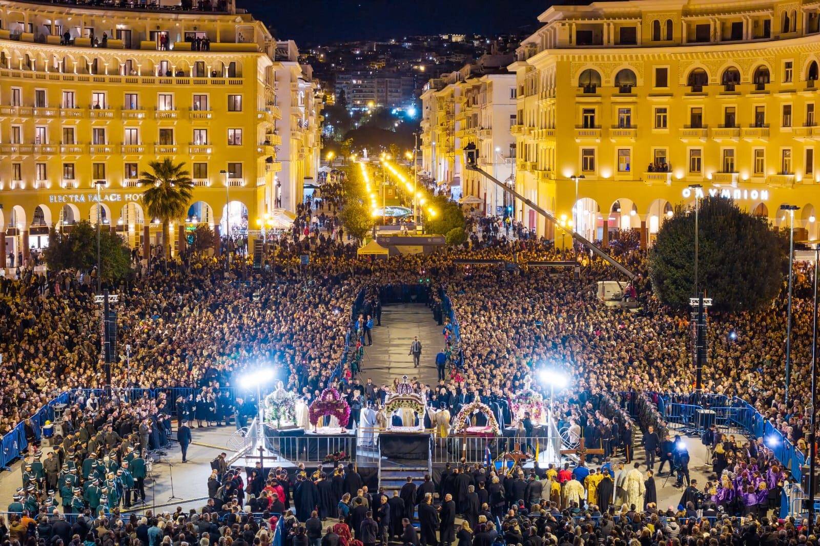 Συγκίνηση και κατάνυξη στη συνάντηση των πέντε επιταφίων στη Θεσ/νίκη