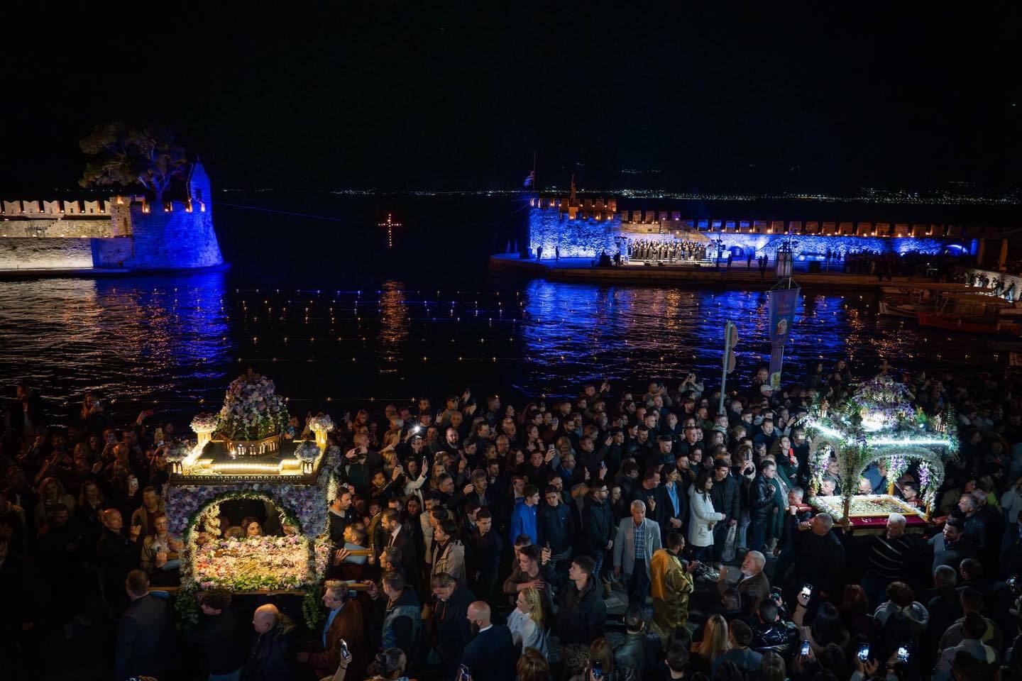 Με ευλάβεια και κατάνυξη η περιφορά των Επιταφίων στη Ναύπακτο