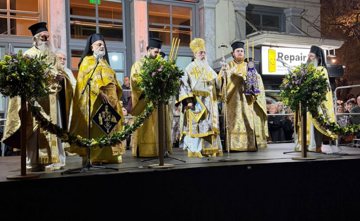 Μεγάλη προσέλευση πιστών στην περιφορά και συνάντηση Επιταφίων στην Κηφισιά