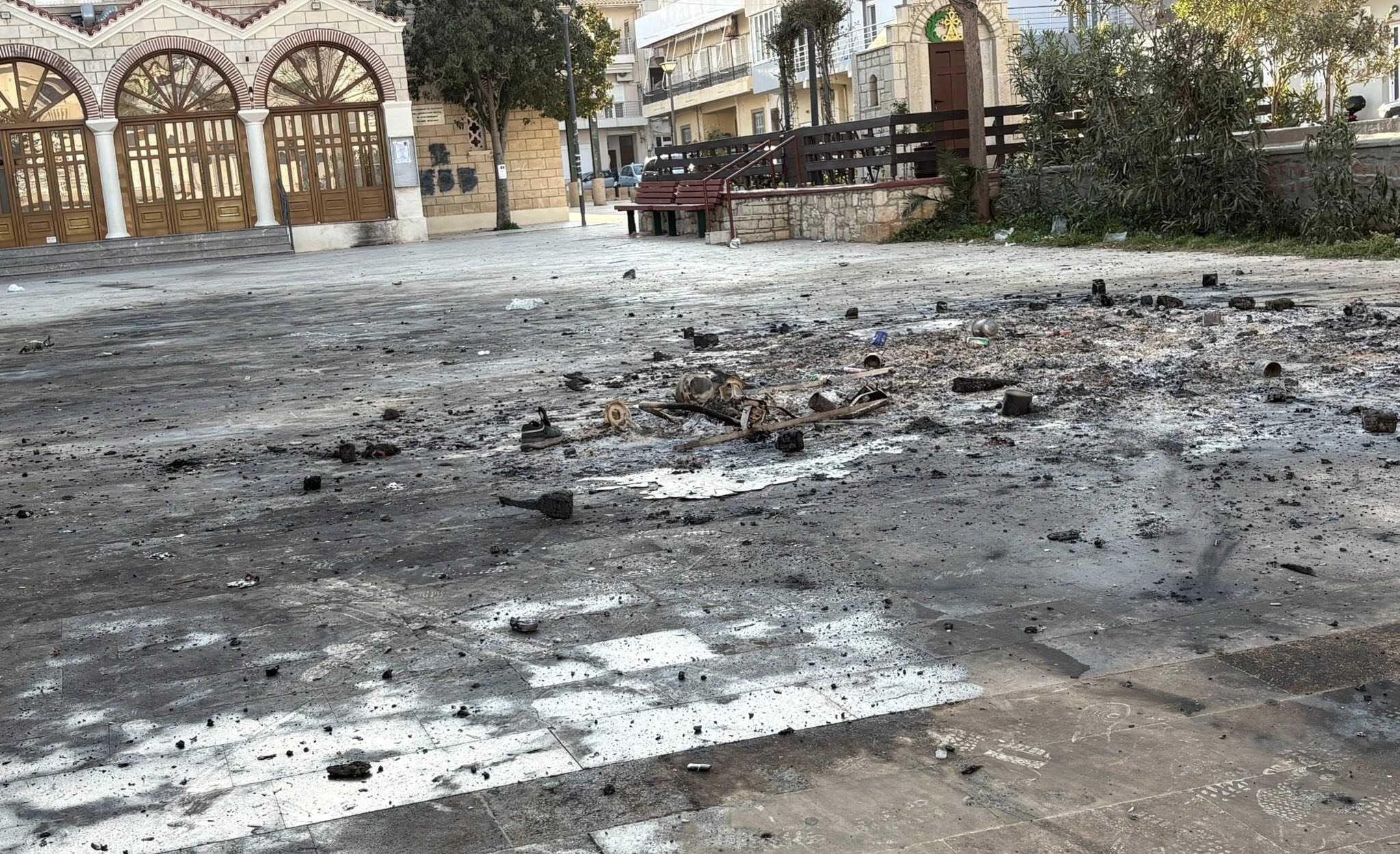 Ηράκλειο: Καταστροφές και βανδαλισμοί στο «Χριστός Ανέστη»