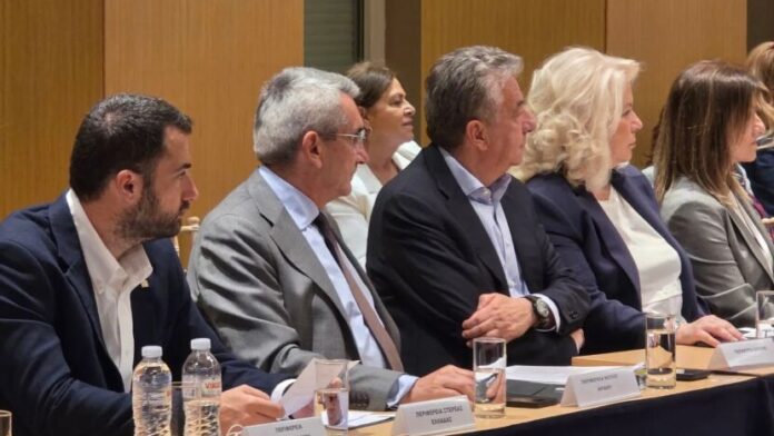 Ο Στ. Αρναουτάκης στη συνάντηση με τον Κ. Χατζηδάκη για το ανανεωμένο Πολυετές Δημοσιονομικό Πλαίσιο 2028-2034