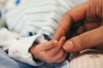 “Ο Δήμος Πρεσπών προσφέρει χρηματικό βοήθημα για νεογέννητα”