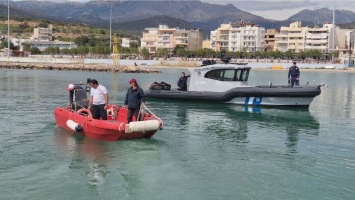 Επιχείρηση κατά της θαλάσσιας ρύπανσης στη Μαρίνα Αγίου Νικολάου