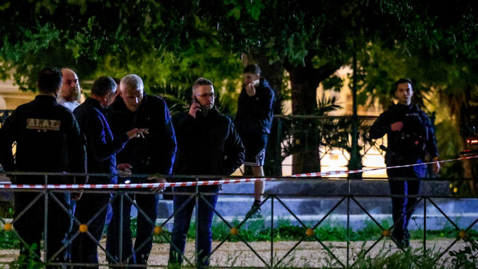 25χρονος μαχαιρωμένος θανάσιμα στον Άγιο Δημήτριο: Συγκλονιστικές σκηνές, κατέρρευσε η μητέρα του