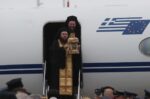 Το Άγιο Φως κατέφθασε στην Αθήνα – Υποδοχή με τιμές αρχηγού κράτους στο «Ελ. Βενιζέλος»