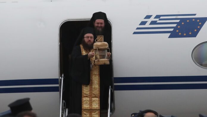 Το Άγιο Φως κατέφθασε στην Αθήνα – Υποδοχή με τιμές αρχηγού κράτους στο «Ελ. Βενιζέλος»
