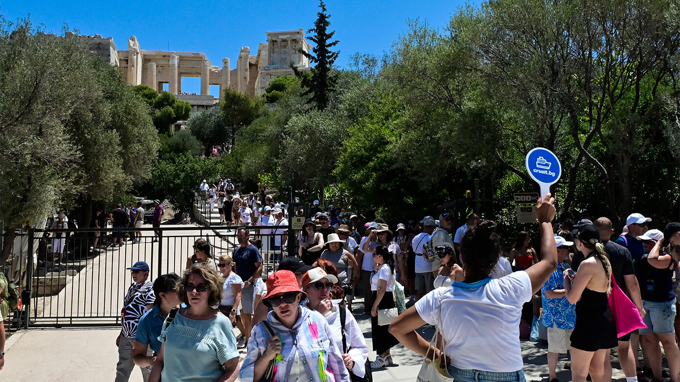 Πλήθος επισκεπτών στην Ακρόπολη: «Κατακλύστηκαν» οι αρχαιολογικοί χώροι με δωρεάν είσοδο για τη Διεθνή Ημέρα Μνημείων