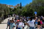 Πλήθος επισκεπτών στην Ακρόπολη: «Κατακλύστηκαν» οι αρχαιολογικοί χώροι με δωρεάν είσοδο για τη Διεθνή Ημέρα Μνημείων