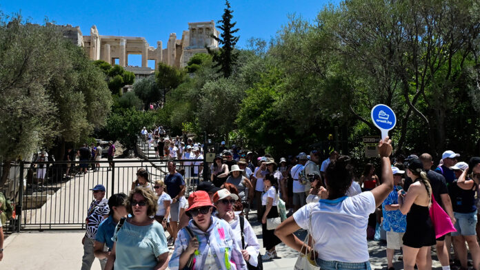 Πλήθος επισκεπτών στην Ακρόπολη: «Κατακλύστηκαν» οι αρχαιολογικοί χώροι με δωρεάν είσοδο για τη Διεθνή Ημέρα Μνημείων
