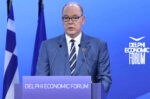 Πρίγκιπας Αλβέρτος: Με δύο εμβλήματα στο πέτο, τη σημαία του Μονακό και της Ελλάδας, στο Φόρουμ των Δελφών
