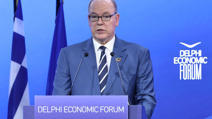 Πρίγκιπας Αλβέρτος: Με δύο εμβλήματα στο πέτο, τη σημαία του Μονακό και της Ελλάδας, στο Φόρουμ των Δελφών