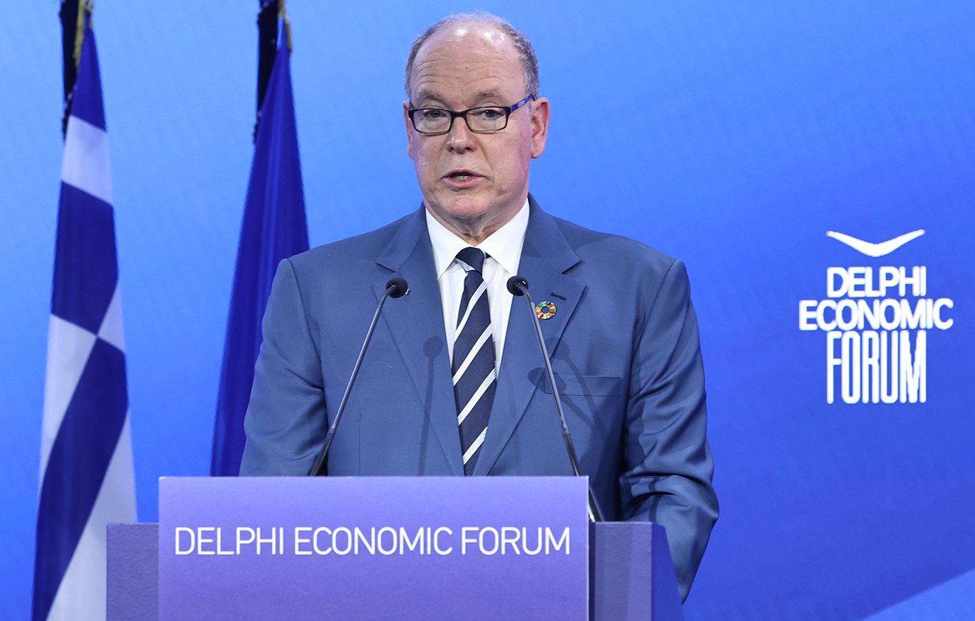 Πρίγκιπας Αλβέρτος: Με δύο εμβλήματα στο πέτο, τη σημαία του Μονακό και της Ελλάδας, στο Φόρουμ των Δελφών