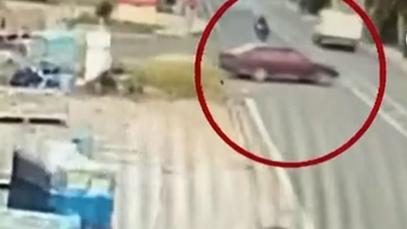 Συγκλονιστικό δυστύχημα στην Αρτέμιδα: Μοτοσικλετιστής συγκρούεται με αυτοκίνητο και εκτοξεύεται στην άσφαλτο – Δείτε βίντεο