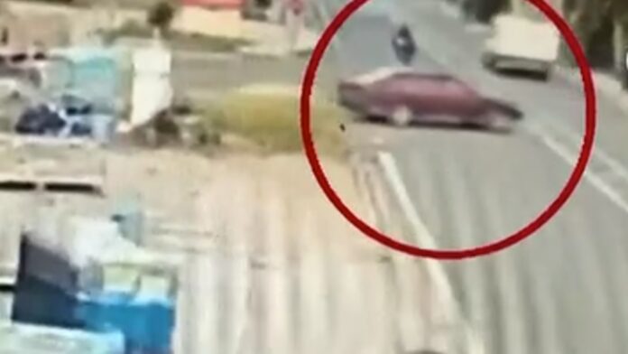 Συγκλονιστικό δυστύχημα στην Αρτέμιδα: Μοτοσικλετιστής συγκρούεται με αυτοκίνητο και εκτοξεύεται στην άσφαλτο – Δείτε βίντεο