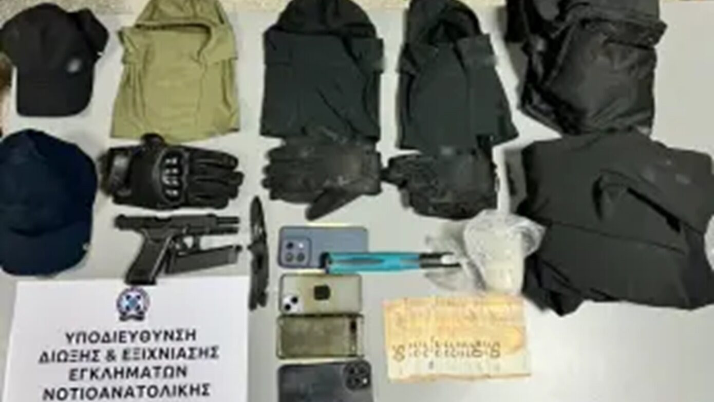 Με σφυρί, μαχαίρι και αεροβόλο απείλησαν αστυνομικούς στη Γλυφάδα – Συνελήφθησαν τρεις δράστες