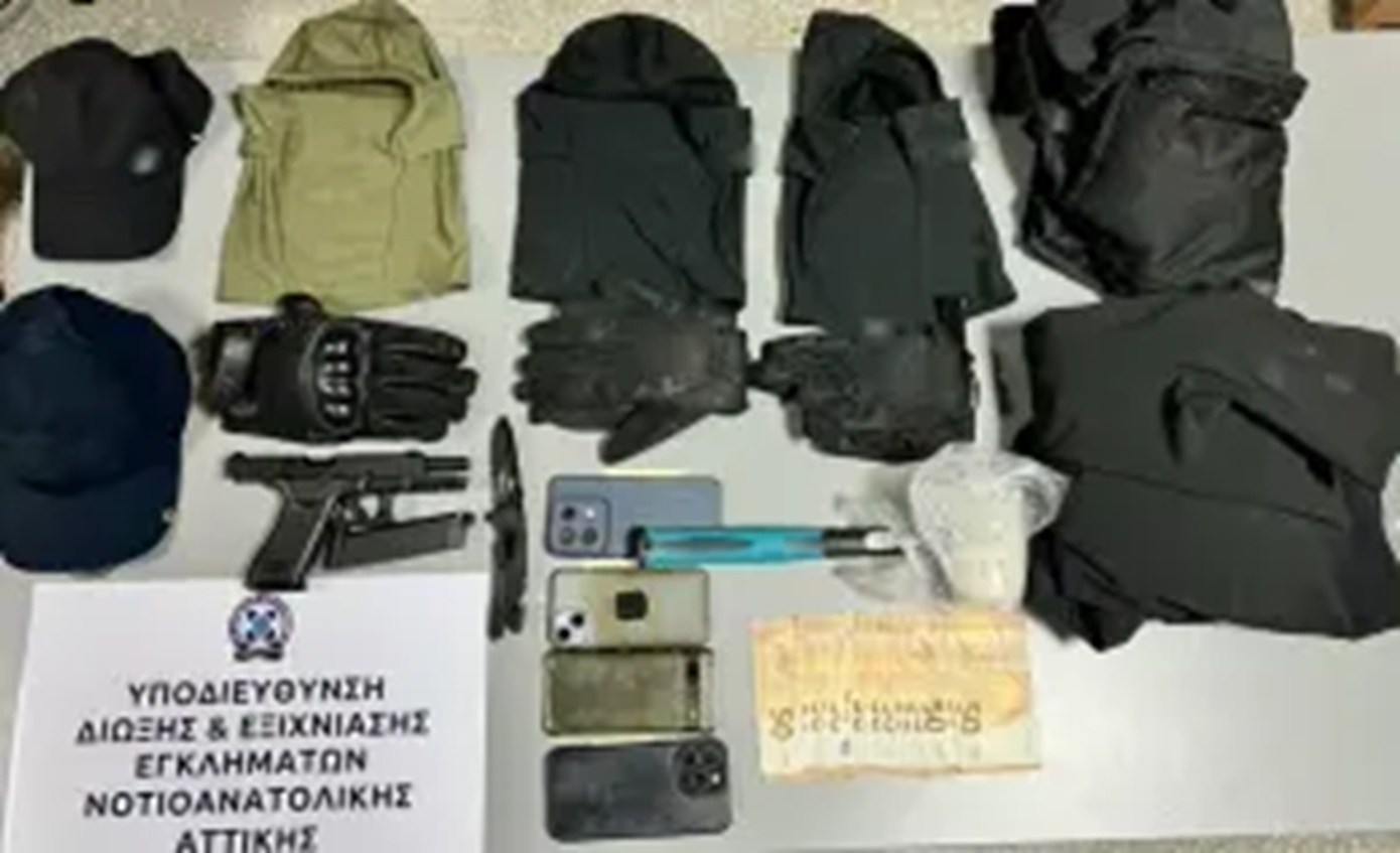 Με σφυρί, μαχαίρι και αεροβόλο απείλησαν αστυνομικούς στη Γλυφάδα – Συνελήφθησαν τρεις δράστες