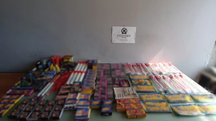 Πάνω από 500 πυροτεχνήματα και 300 κροτίδες εντοπίστηκαν στο Κερατσίνι – Συνελήφθη 46χρονος ιδιοκτήτης καταστήματος