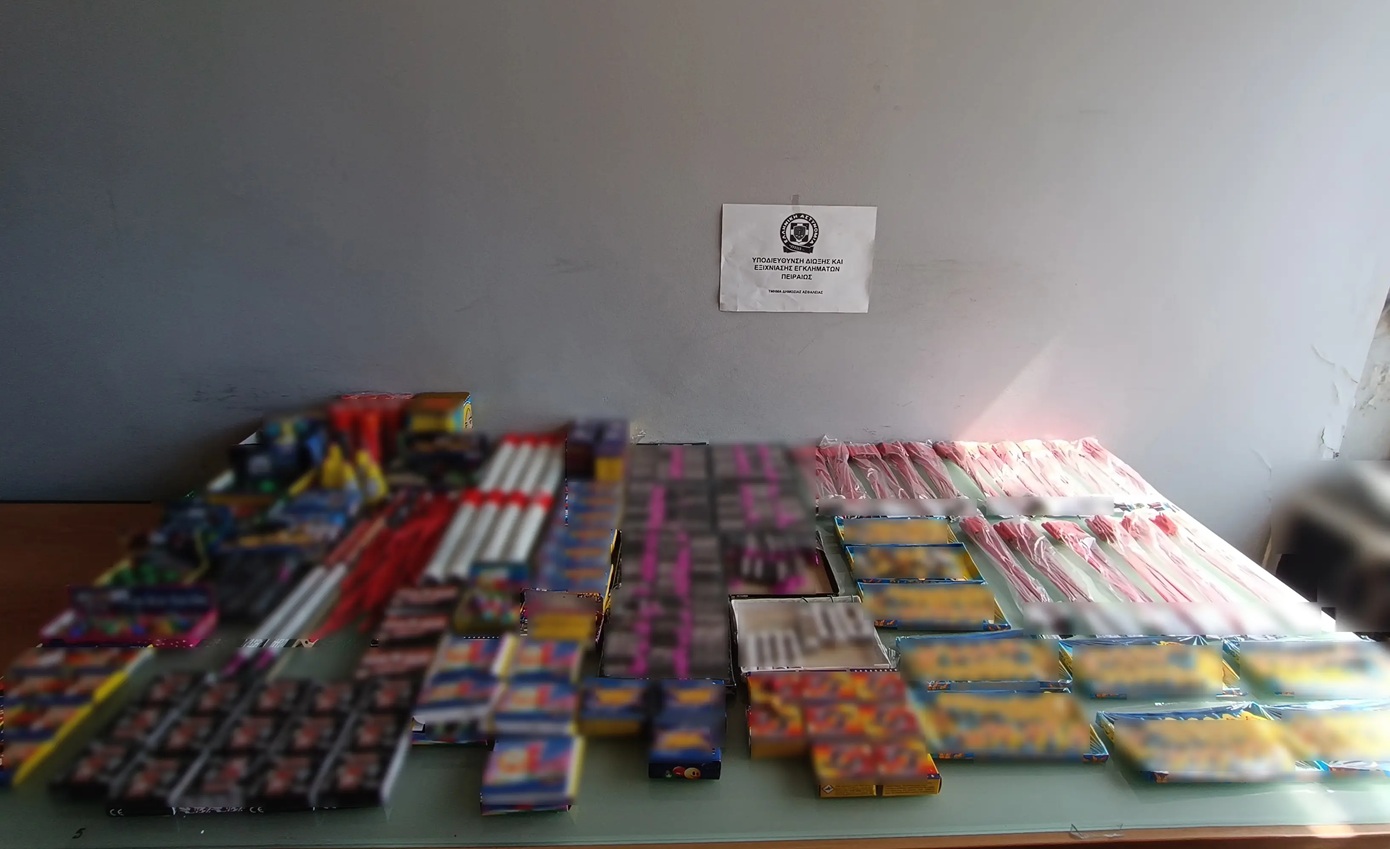 Πάνω από 500 πυροτεχνήματα και 300 κροτίδες εντοπίστηκαν στο Κερατσίνι – Συνελήφθη 46χρονος ιδιοκτήτης καταστήματος