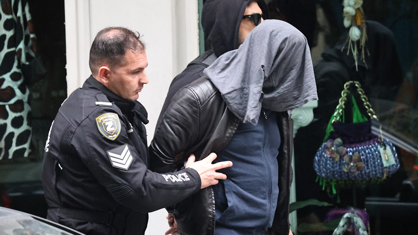 Αίνιγμα με νεκρή στο κέντρο της Αθήνας: Συνελήφθη άνδρας από το κτίριο