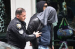 Αίνιγμα με νεκρή στο κέντρο της Αθήνας: Συνελήφθη άνδρας από το κτίριο