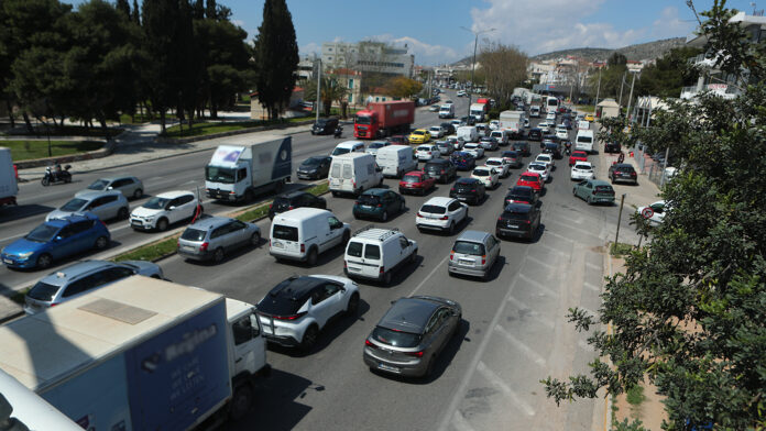 Κίνηση τώρα: Μποτιλιάρισμα και καθυστερήσεις λόγω της εξόδου του Πάσχα σε Κηφισό, Αθηνών-Κορίνθου και Αττική Οδό