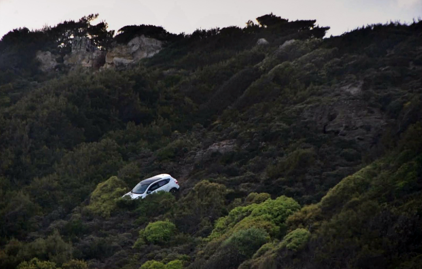 Σοκαριστικό γεγονός στη Ρόδο: Επιχείρησε να ρίξει σε γκρεμό την εν διαστάσει σύζυγο και το παιδί τους πριν αυτοκτονήσει