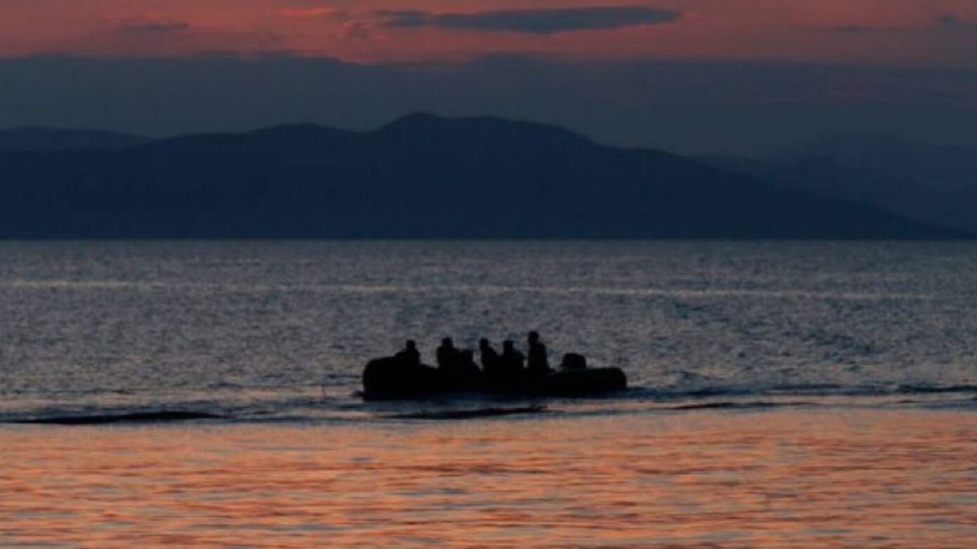 Πατέρας διένυσε χιλιόμετρα για να διασώσει τον γιο του – Επί 7 ημέρες αγωνίζονταν με τα κύματα, χωρίς νερό και τροφή