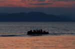 Πατέρας διένυσε χιλιόμετρα για να διασώσει τον γιο του – Επί 7 ημέρες αγωνίζονταν με τα κύματα, χωρίς νερό και τροφή