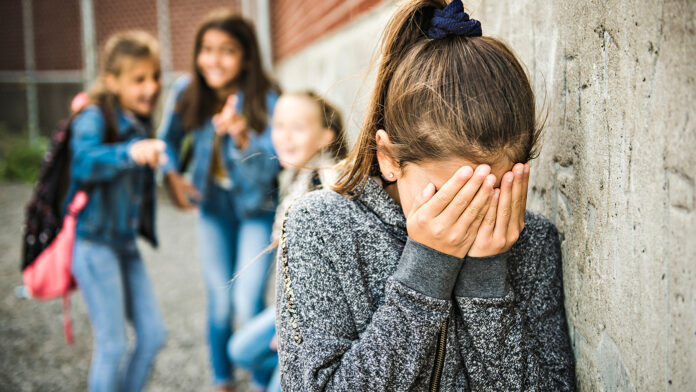 Bullying: Τα σημάδια που οι γονείς δεν πρέπει να παραβλέπουν – «Ένα στα τρία παιδιά υφίσταται εκφοβισμό»