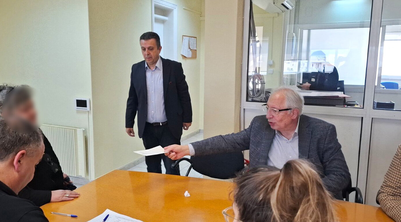 Ο Δήμαρχος Αμαρουσίου μοίρασε 130 επιταγές για το Πάσχα