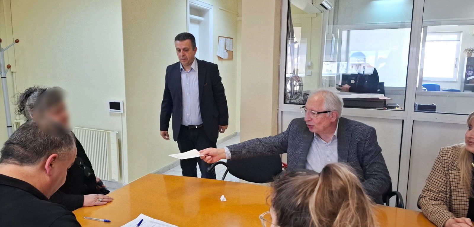 Ο Δήμαρχος Αμαρουσίου μοίρασε 130 επιταγές για το Πάσχα