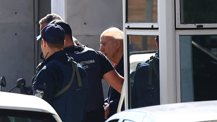 Ενώπιον του ανακριτή ο 89χρονος «πιστολέρο» – «Ήθελα να προκαλέσω σάλο», θα αιτηθεί ψυχιατρική αξιολόγηση