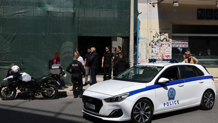 Εργαζόμενος ΕΦΚΑ για το περιστατικό με καραμπίνα: Ο συνάδελφος αιμορραγεί σοβαρά