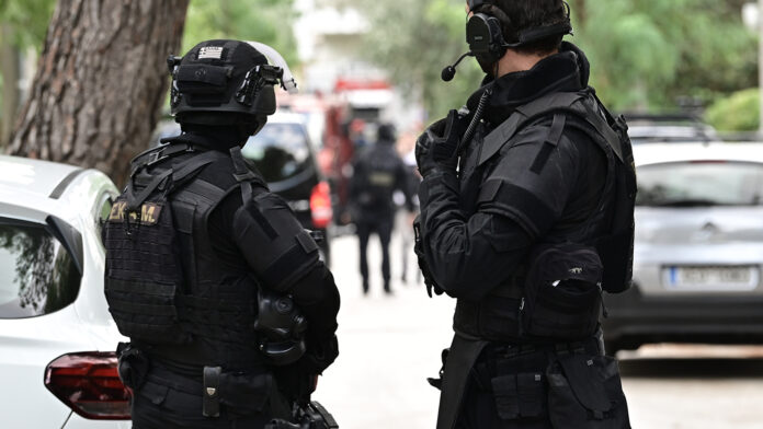 Επιχείρηση των ΕΚΑΜ σε συνοικίες των Αχαρνών: Συλλήψεις 5 ατόμων για κρυμμένο οπλοστάσιο