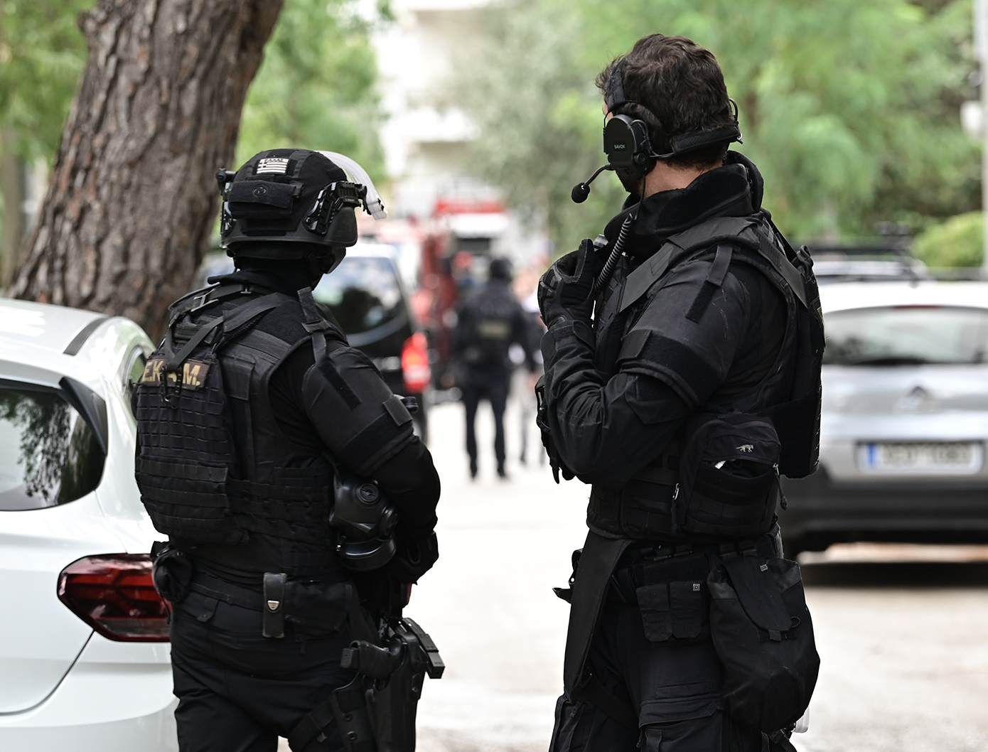 Επιχείρηση των ΕΚΑΜ σε συνοικίες των Αχαρνών: Συλλήψεις 5 ατόμων για κρυμμένο οπλοστάσιο
