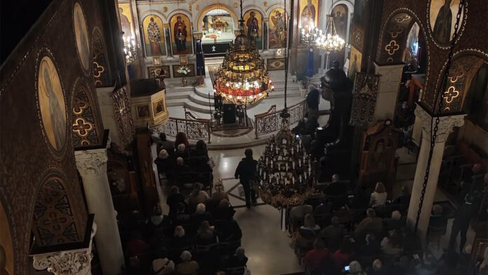 «Ένα έναυσμα για τη μετάνοια» – Κατάνυξη στους ναούς της χώρας με το Τροπάριο της Κασσιανής – Εικόνες από τον Άγιο Σπυρίδωνα στο Παγκράτι