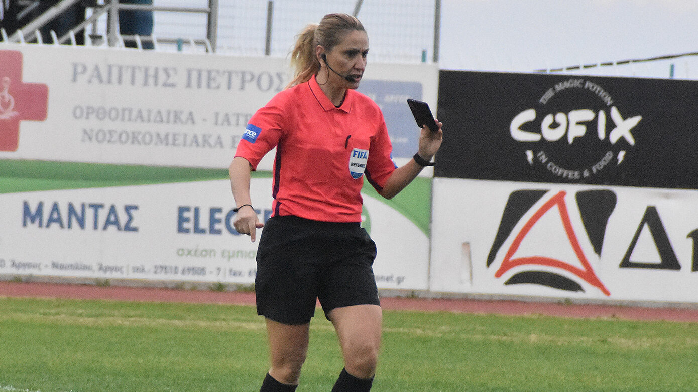Η αστυνομικός-διαιτητής που συμμετείχε στη σύλληψη του 89χρονου πιστολέρο – Η καριέρα της στα γήπεδα