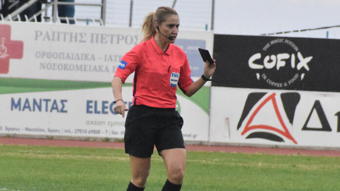 Η αστυνομικός-διαιτητής που συμμετείχε στη σύλληψη του 89χρονου πιστολέρο – Η καριέρα της στα γήπεδα