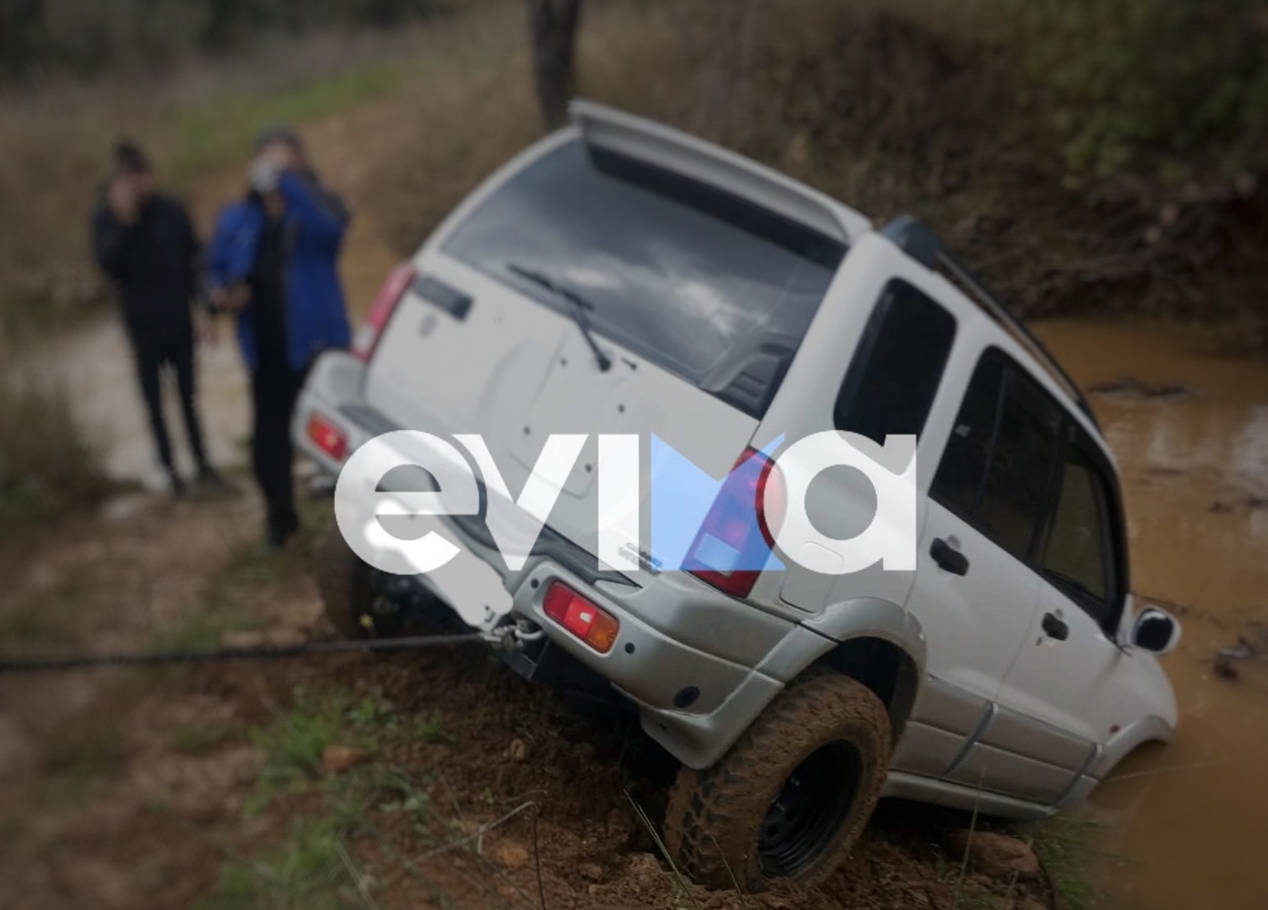 Συγκλονιστικό ατύχημα στην Εύβοια: Τζιπ κατέληξε σε ρέμα – Οι τέσσερις επιβάτες διασώθηκαν την ύστατη ώρα