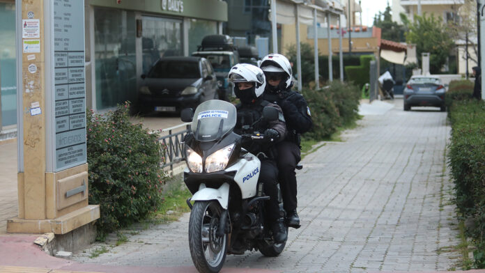 Αστυνομική επιχείρηση σε εγκαταλελειμμένο κτίριο στη Θεσσαλονίκη – Πάνω από 15 συλλήψεις
